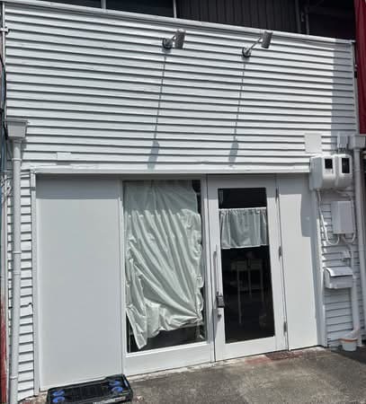 メイン通りに佇む店舗の外壁をレトロからホワイト色に塗り替わった様子