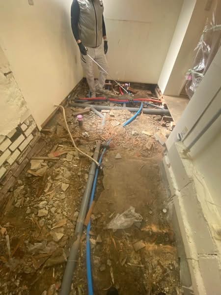 岡山での店舗リフォームで湯切り排水をスムーズに流すための排水ピットとグリーストラップを繋ぐ配管施工
