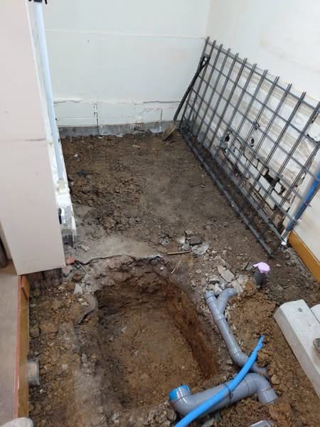 岡山市北区の店舗改装現場にてドライ厨房からウェット厨房へリニューアルするための床下配管設備工事の全体風景