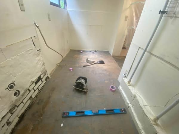 岡山での店舗改装工事に伴うドライ厨房の既存床解体作業の様子