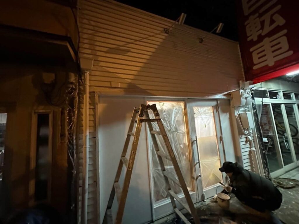 レトロな建物の外壁リニューアルに向けた下地処理と足場養生の風景
