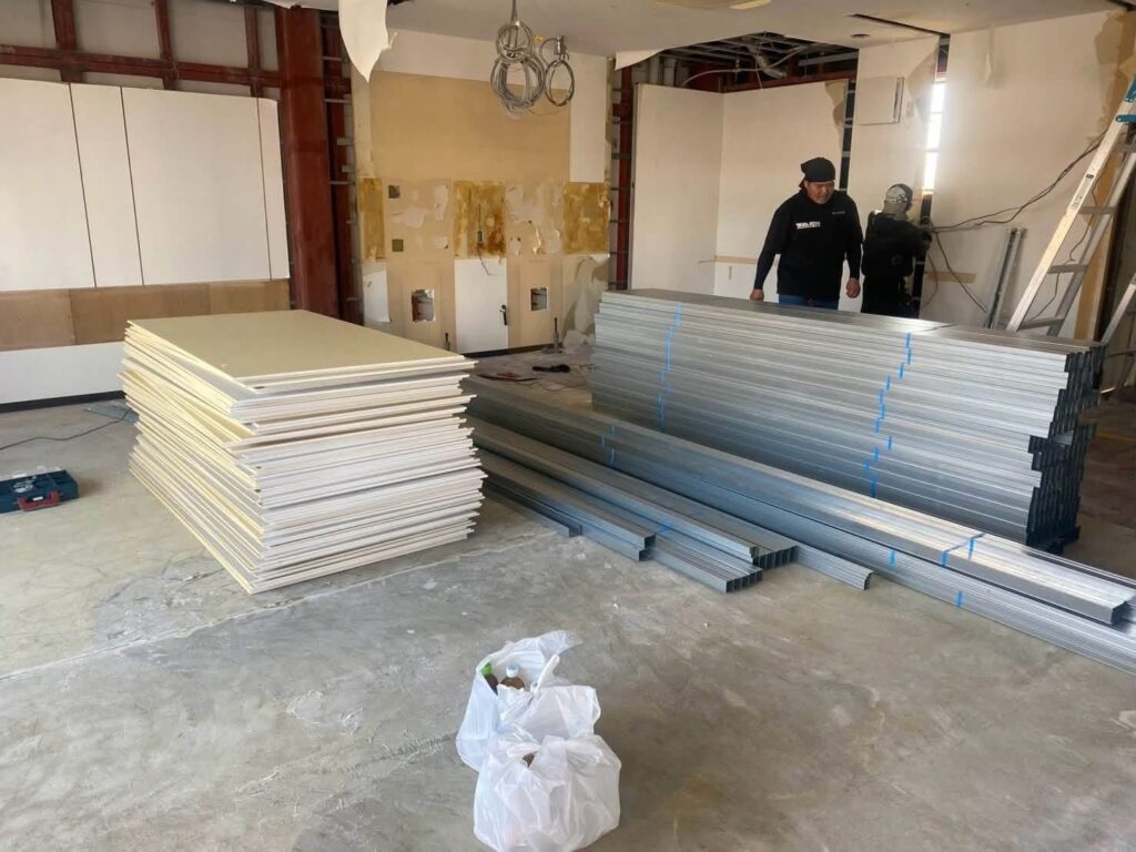 解体工事が完了し本格的な大工造作工事を待つ鉄骨造サロン店舗リフォーム現場の新しい内装資材