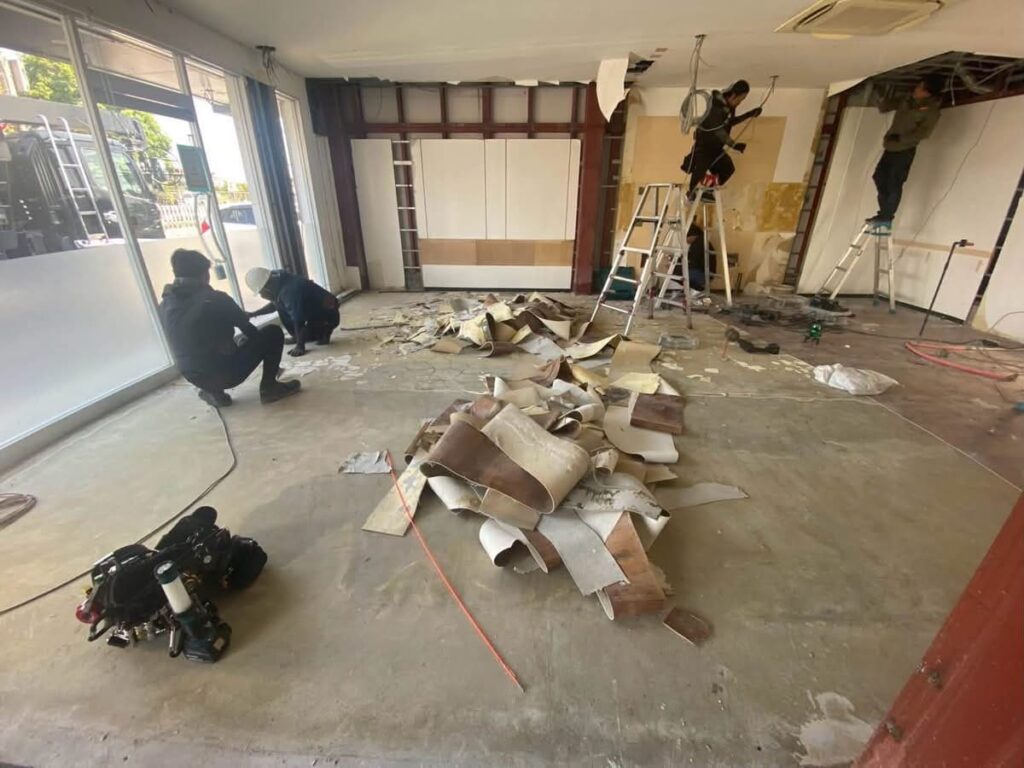 鉄骨造サロン店舗リフォームのファーストステップである内装解体撤去工事の様子