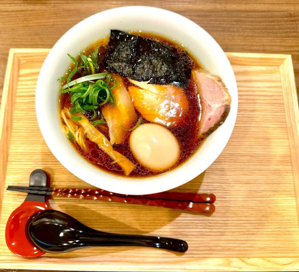 中華蕎麦 榮 一個人様の3種類のチャーシューが入った繊細な味付けのラーメン