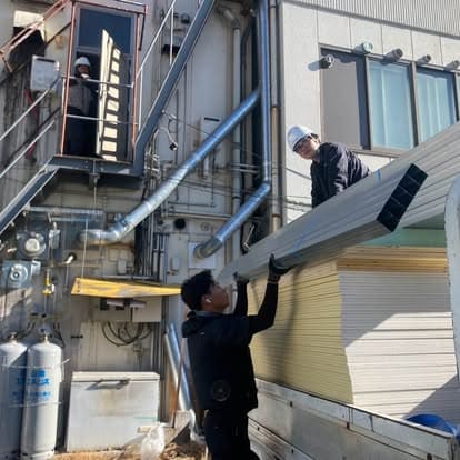 飲食店の店舗内装工事で使用する軽量鉄骨(軽天)資材の搬入写真