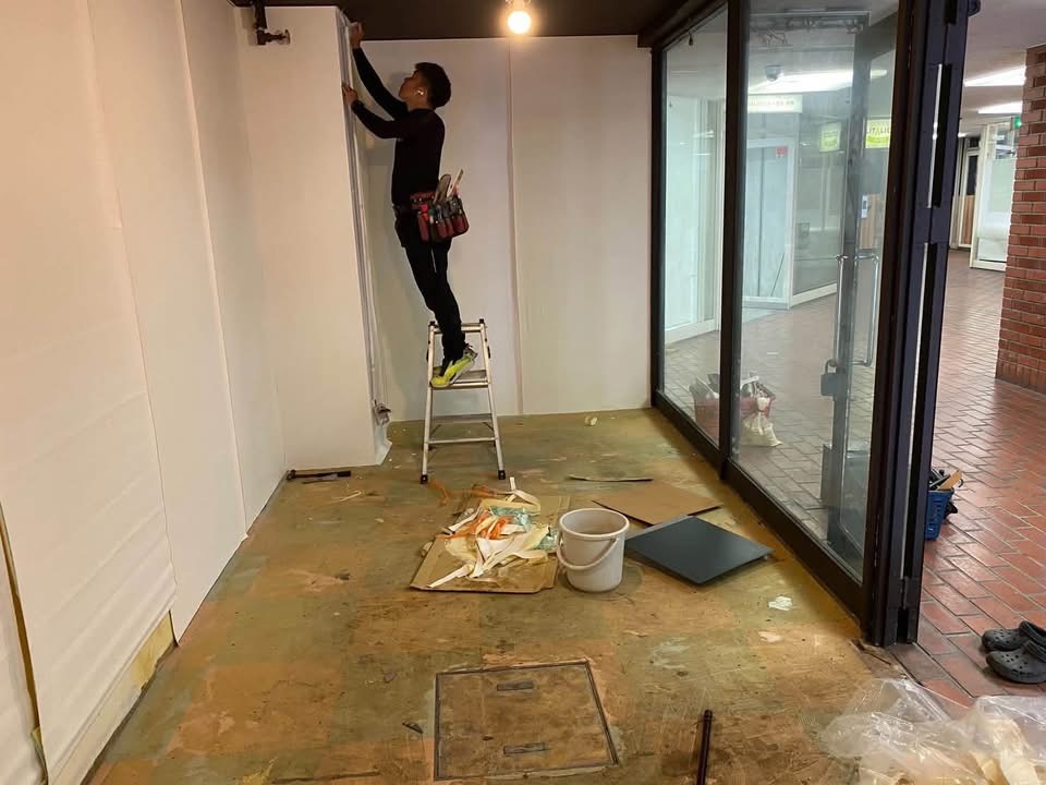 岡山県倉敷市の駅ビルテナント古本屋・難波書店の店舗内装リフォームの様子