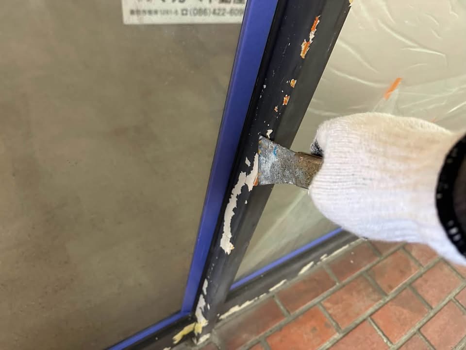 倉敷駅ビルの店舗リフォームにおける窓枠のスチール経年劣化と肌分かれの状態