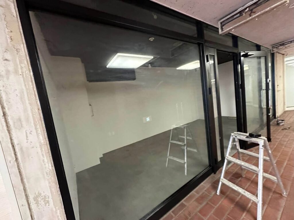 ケレン作業と丁寧な塗装リニューアルで息を吹き返した店舗のFIX窓枠