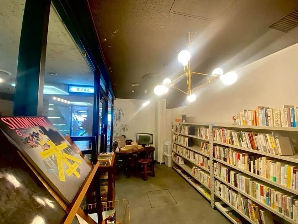 倉敷駅ビル2階に完工した古本屋・難波書店様のオシャレな店舗内装とサイン看板の完成写真
