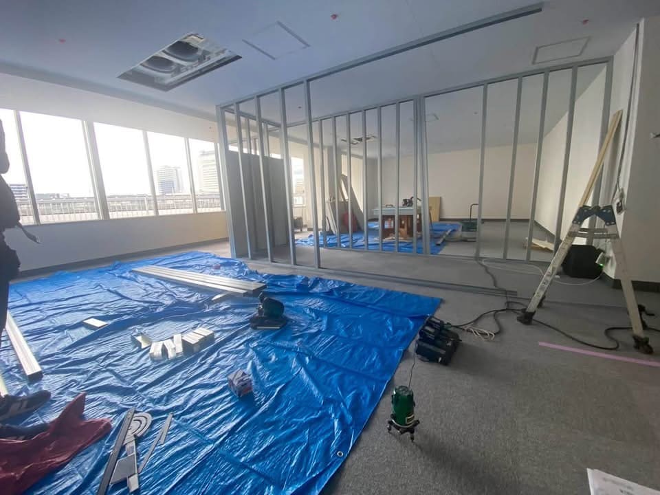 岡山市北区のオフィス軽天LGSによる間仕切りの様子
