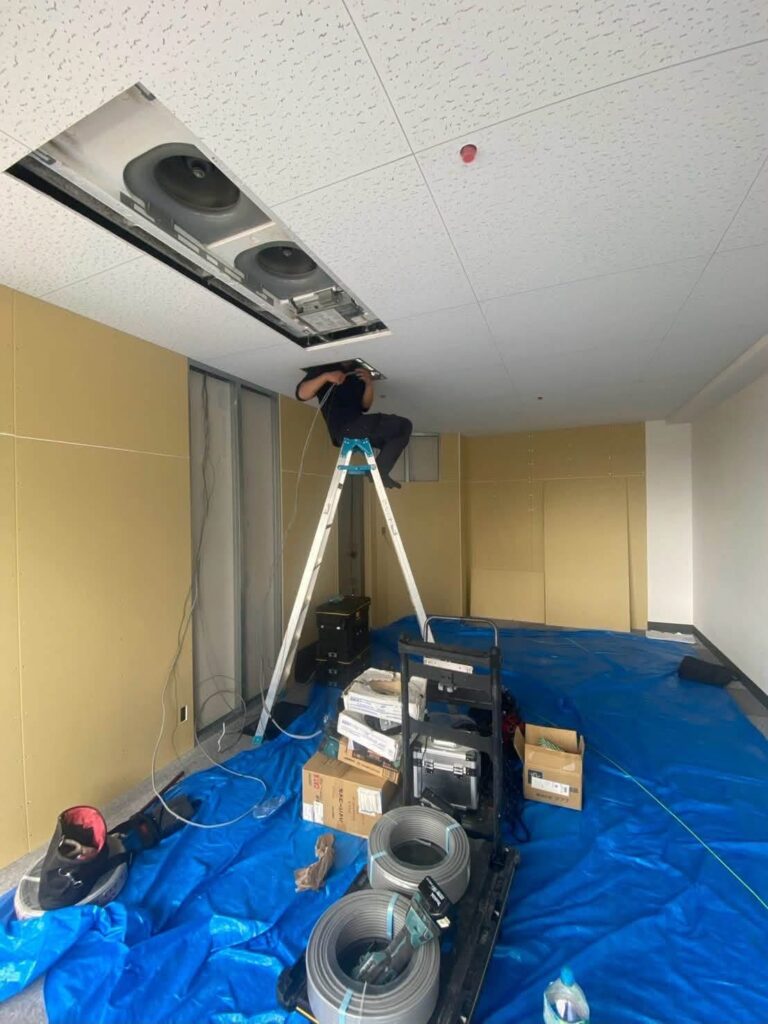 オフィス天井へのベースライト照明新設と電気配線チェック作業