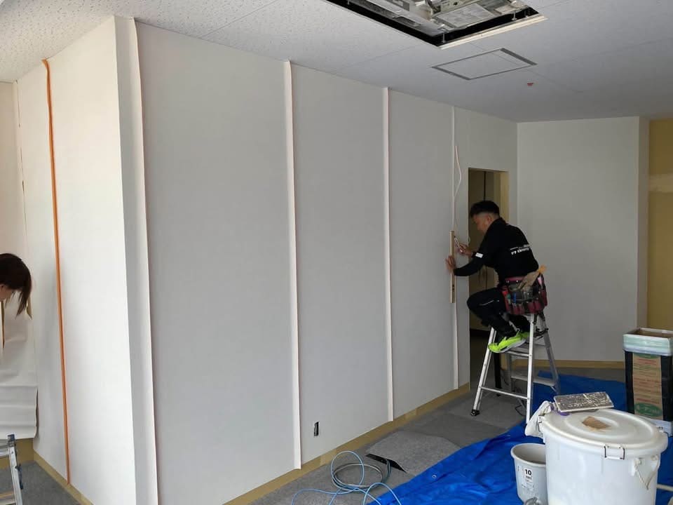岡山市北区 ATOM法律事務所の内装工事|壁面の内装仕上げ作業