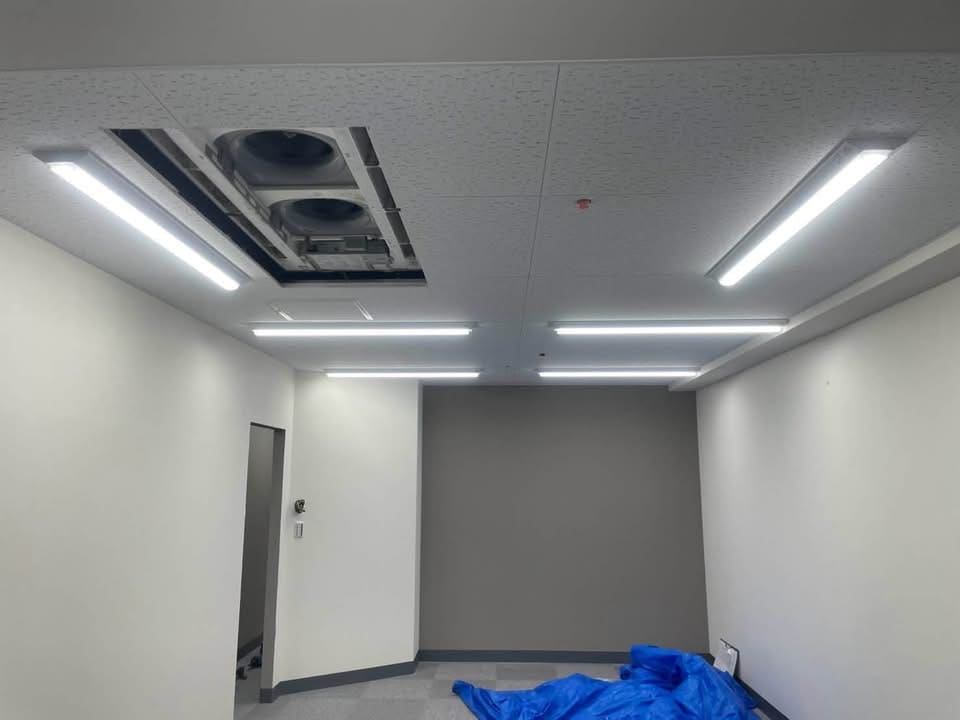 岡山市北区 ATOM法律事務所の内装工事|照明器具取付工事の様子