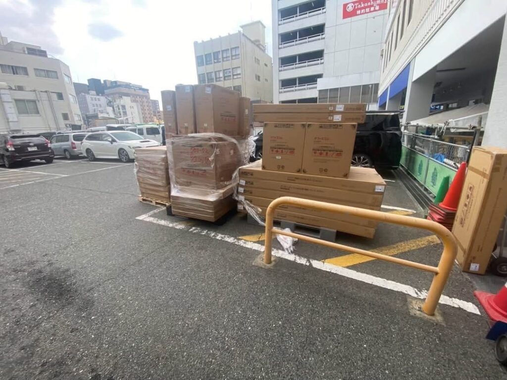 ビルの6階テナントへ手運び荷揚げしたオフィス家具の組み立て作業