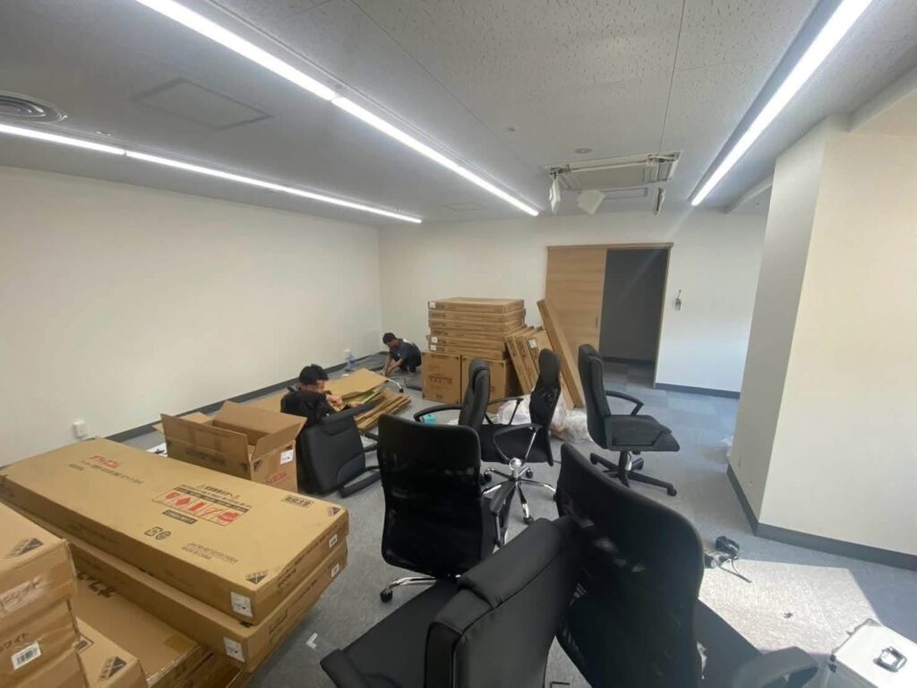 岡山市北区のオフィス内装工事|ATOM法律事務所の家具・什器設置の様子