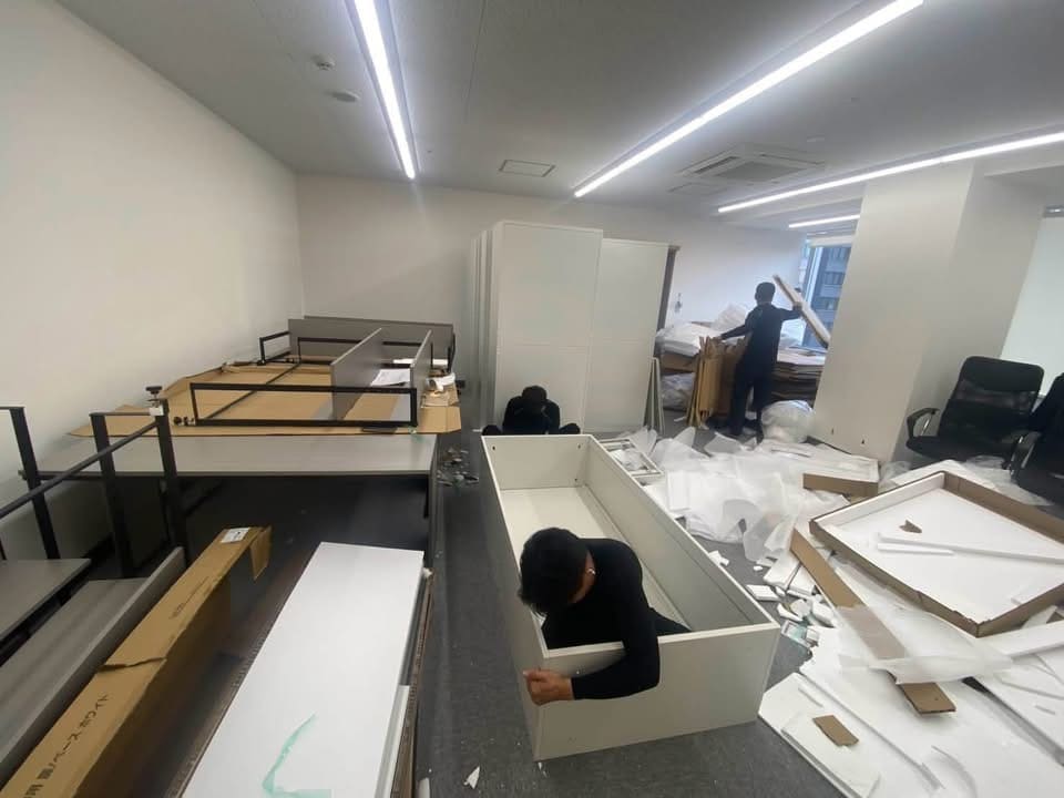 岡山市北区 ATOM法律事務所の内装工事|オフィス家具・什器の組立作業