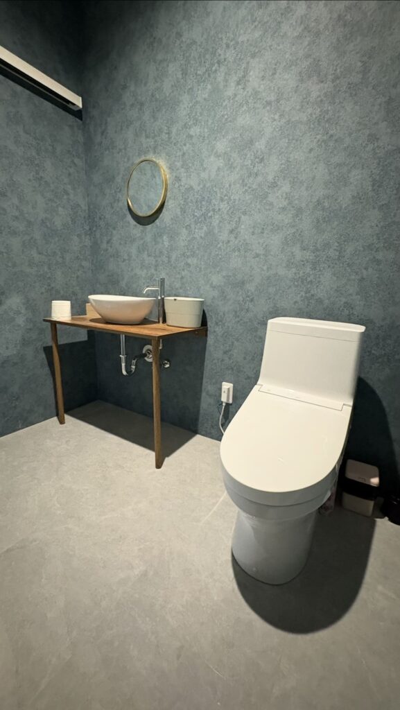 清潔感あふれるヘアーサロンの店舗用トイレ内装リノベーション