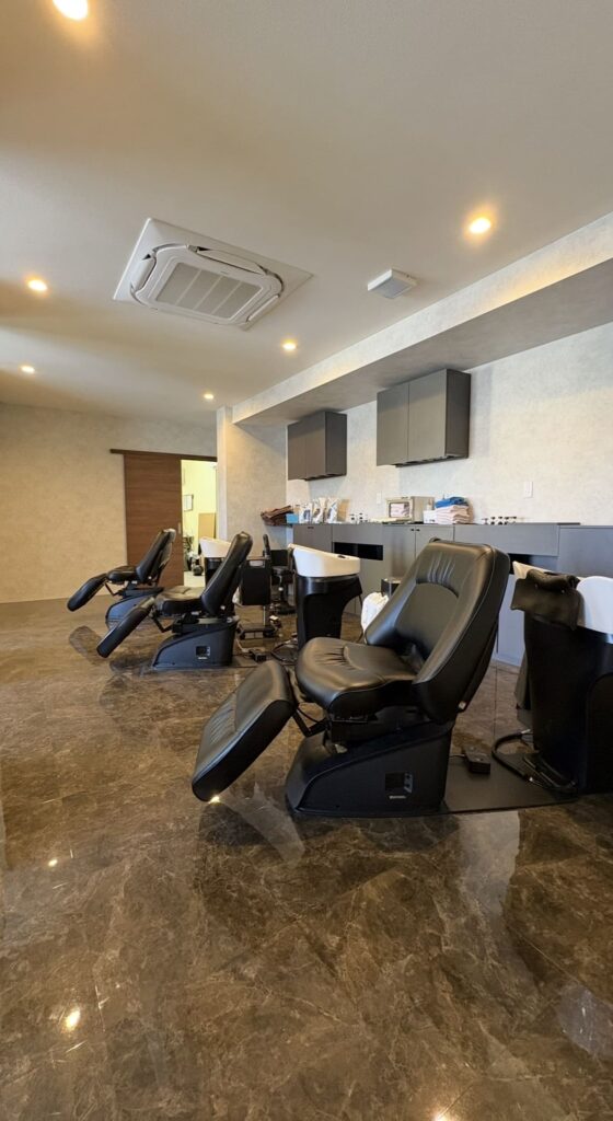 フルフラットでゆったり寛げるヘアーサロンのシャンプー台エリア