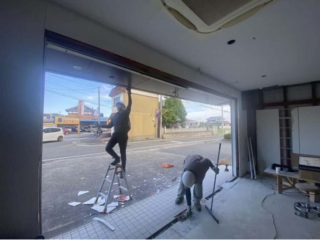 お客様を温かく出迎えるエントランスアプローチの内装工事写真