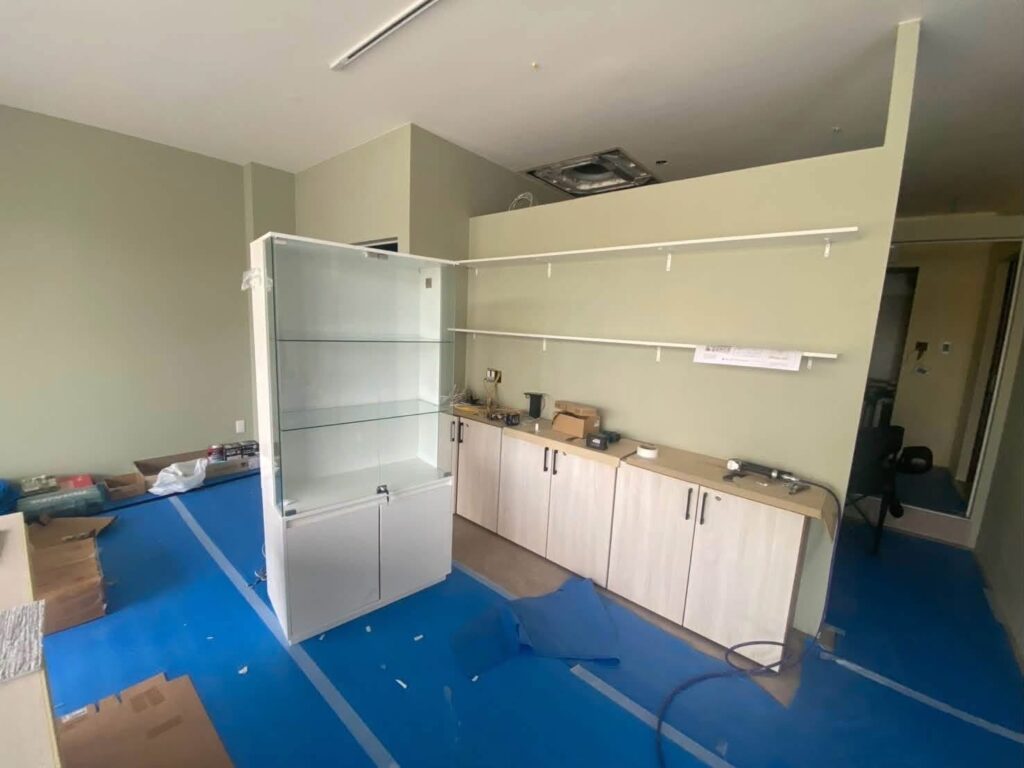 サロン店舗用の特注什器(カット台)のフレームや骨組みを正確に組み立てていく施工風景