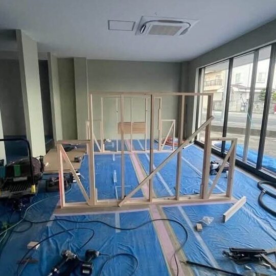 棟梁が細かな設計に沿って特注カット台の資材を加工・木取りする作業風景