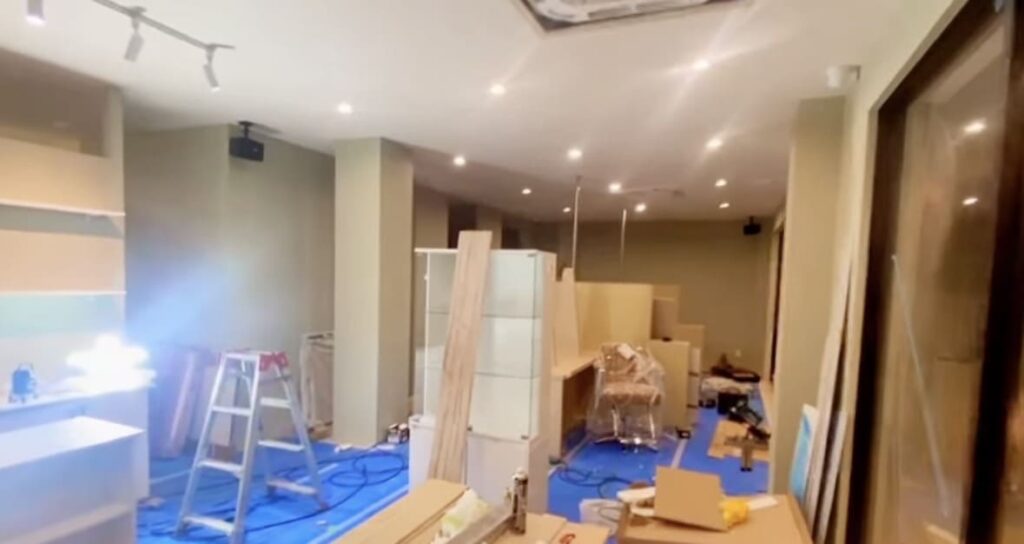施主様のこだわりに合わせて細かなパーツやパーツ同士の接合部を丁寧に組み上げていく什器製作の様子